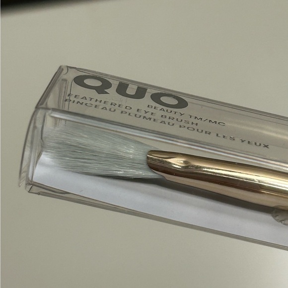 Feathered eye brush by Quo - Picture 1 of 10